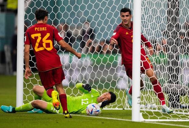 Sport Bilder des Tages Mandatory Credit: Photo by Dave Shopland Shutterstock (13640378y) Alvaro Morata of Spain celebrates scoring the opening goal past Goalkeeper Shuichi Gonda of Japan Japan v Spain, FIFA World Cup, WM, Weltmeisterschaft, Fussball 2022, Group E, Football, Khalifa International Stadium, Ar-Rayyan, Qatar - 01 Dec 2022 Editorial Use Only Japan v Spain, FIFA World Cup 2022, Group E, Football, Khalifa International Stadium, Ar-Rayyan, Qatar - 01 Dec 2022 Editorial Use Only  Copyright: xDavexShopland Shutterstockx 13640378y