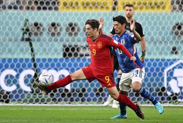 Russia Soccer World Cup Japan - Spain 8329374 01.12.2022 Spain s Gavi and Japan s Hidemasa Morita, right, struggle for a ball during the Qatar 2022 World Cup Group E soccer match between Japan and Spain, in Doha, Qatar. Grigory Sysoev Sputnik Doha Qatar  Copyright: xGrigoryxSysoevx