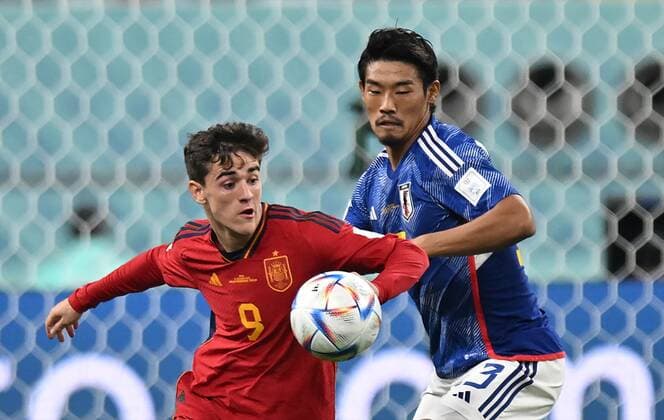 Russia Soccer World Cup Japan - Spain 8329375 01.12.2022 Spain s Gavi and Japan s Hidemasa Morita, right, struggle for a ball during the Qatar 2022 World Cup Group E soccer match between Japan and Spain, in Doha, Qatar. Grigory Sysoev Sputnik Doha Qatar  Copyright: xGrigoryxSysoevx