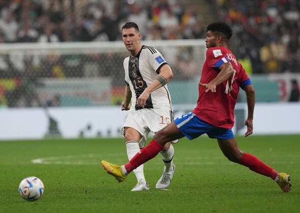 01.12.2022, Al Bayt Stadium, Doha, QAT, WM FIFA 2022, Group E, Costa Rica vs Deutschland, im Bild Germany s defender Niklas Suele , Costa Rica s forward Johan Venegas Doha Al Bayt Stadium Qatar *** 01 12 2022, Al Bayt Stadium, Doha, QAT, World Cup FIFA 2022, Group E, Costa Rica vs Germany, in picture Germany s defender Niklas Suele , Costa Rica s forward Johan Venegas Doha Al Bayt Stadium Qatar  eu-images-506