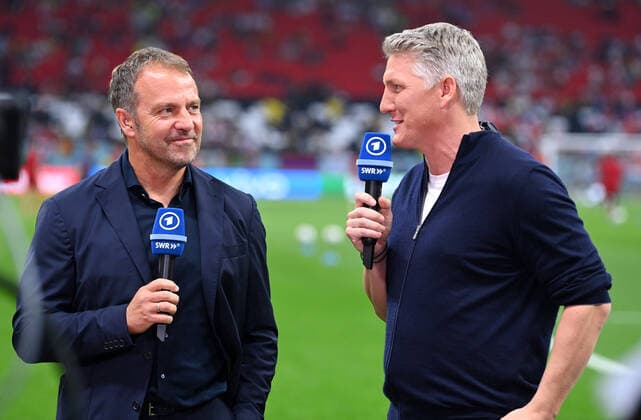 FUSSBALL WM 2022 VORRUNDE GRUPPE E Costa Rica - Deutschland 01.12.2022 Bundestrainer Hansi Flick (li, Deutschland) und ARD TV Experte Bastian Schweinsteiger (re) *** FOOTBALL World Cup 2022 PRE-ROUND GROUP E Costa Rica Germany 01 12 2022 national coach Hansi Flick li, Germany and ARD TV expert Bastian Schweinsteiger re