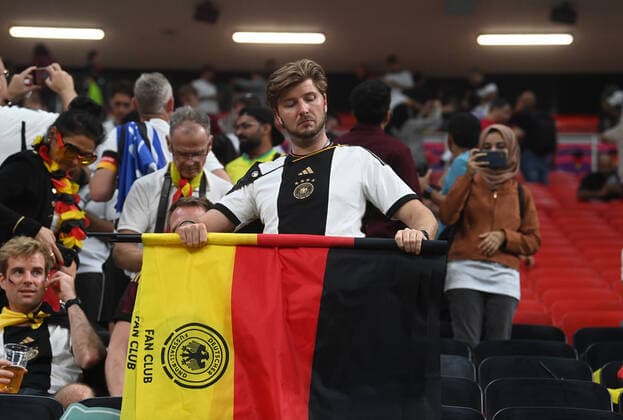 Fussball, Herren, Saison 2022 23, WM in Katar, Gruppe E (3. Spieltag), Costa Rica - Deutschland im Al-Bayt Stadium in Al-Khor, Fans von Deutschland, Enttäuschung nach Abpfiff, 01.12. 2022, *** Football, Men, 2022 23 season, World Cup in Qatar, Group E 3 match day , Costa Rica Germany at Al Bayt Stadium in Al Khor, fans of Germany, disappointment after final whistle, 01 12 2022, Copyright: xMatthiasxKochx