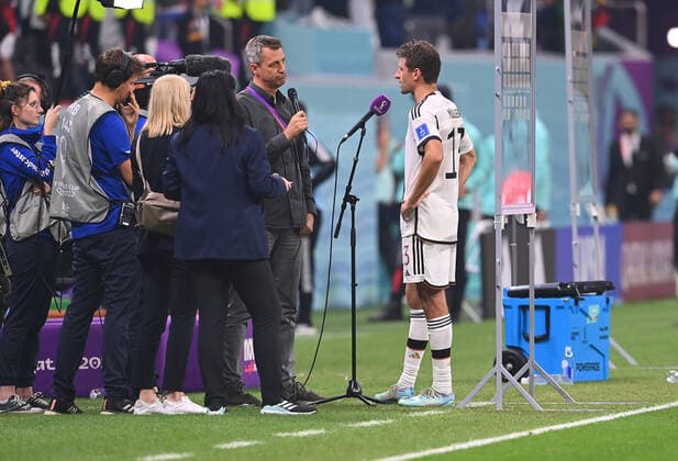 Sport Bilder des Tages FUSSBALL WM 2022 VORRUNDE GRUPPE E Costa Rica - Deutschland 01.12.2022 Thomas Mueller (Deutschland) gibt nach dem Spielen TV Interview und deutet seinen Ruecktritt an *** FUSSBALL WM 2022 PRE-ROUND GROUP E Costa Rica Germany 01 12 2022 Thomas Mueller Germany gives TV interview after the games and hints at his resignation