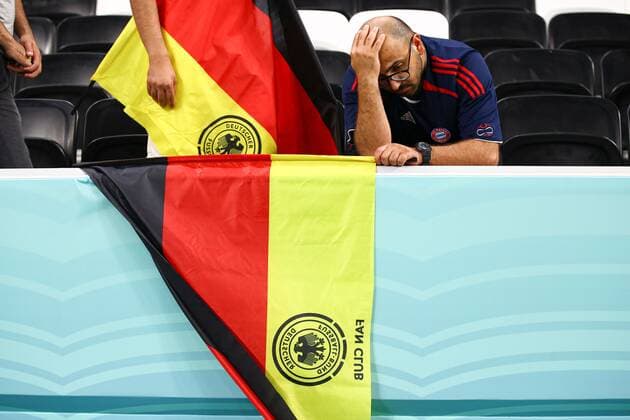 Sport Bilder des Tages Mandatory Credit: Photo by Kieran McManus Shutterstock (13640390cc) German fans look dejected at the end of the match Costa Rica v Germany, FIFA World Cup, WM, Weltmeisterschaft, Fussball 2022, Group E, Football, Al Bayt Stadium, Al Khor, Qatar - 01 Dec 2022 Editorial Use Only Costa Rica v Germany, FIFA World Cup 2022, Group E, Football, Al Bayt Stadium, Al Khor, Qatar - 01 Dec 2022 Editorial Use Only  Copyright: xKieranxMcManus Shutterstockx 13640390cc