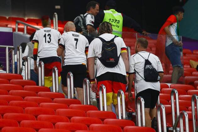 Sport Bilder des Tages Mandatory Credit: Photo by Kieran McManus Shutterstock (13640390cj) German fans look dejected at the end of the match Costa Rica v Germany, FIFA World Cup, WM, Weltmeisterschaft, Fussball 2022, Group E, Football, Al Bayt Stadium, Al Khor, Qatar - 01 Dec 2022 Editorial Use Only Costa Rica v Germany, FIFA World Cup 2022, Group E, Football, Al Bayt Stadium, Al Khor, Qatar - 01 Dec 2022 Editorial Use Only  Copyright: xKieranxMcManus Shutterstockx 13640390cj
