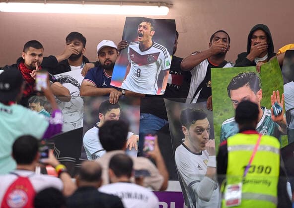 FUSSBALL WM 2022 VORRUNDE GRUPPE E Costa Rica - Deutschland 01.12.2022 Zuschauer halten Post von Mesut Oezil hoch *** FOOTBALL WORLD CUP 2022 PRE-ROUND GROUP E Costa Rica Germany 01 12 2022 spectators hold up post of Mesut Oezil