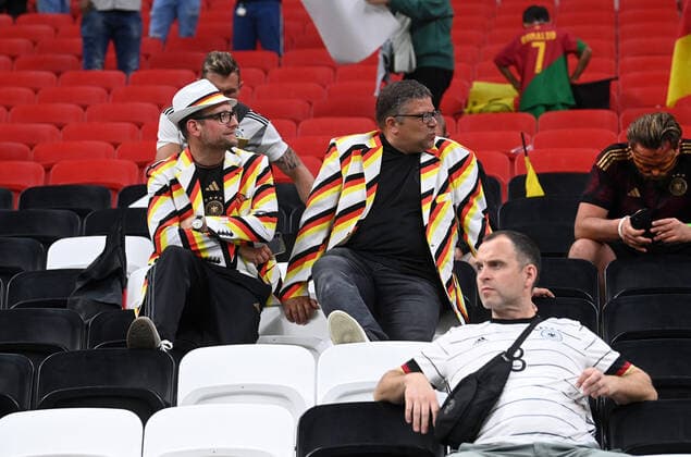 Fussball, Herren, Saison 2022 23, WM in Katar, Gruppe E (3. Spieltag), Costa Rica - Deutschland im Al-Bayt Stadium in Al-Khor, Fans von Deutschland, Enttäuschung nach Abpfiff, 01.12. 2022, *** Football, Men, 2022 23 season, World Cup in Qatar, Group E 3 match day , Costa Rica Germany at Al Bayt Stadium in Al Khor, fans of Germany, disappointment after final whistle, 01 12 2022, Copyright: xMatthiasxKochx
