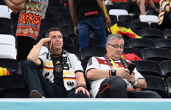 Fussball, Herren, Saison 2022 23, WM in Katar, Gruppe E (3. Spieltag), Costa Rica - Deutschland im Al-Bayt Stadium in Al-Khor, Fans von Deutschland, Enttäuschung nach Abpfiff, 01.12. 2022, *** Football, Men, 2022 23 season, World Cup in Qatar, Group E 3 match day , Costa Rica Germany at Al Bayt Stadium in Al Khor, fans of Germany, disappointment after final whistle, 01 12 2022, Copyright: xMatthiasxKochx