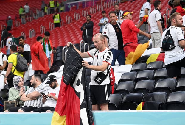 Fussball, Herren, Saison 2022 23, WM in Katar, Gruppe E (3. Spieltag), Costa Rica - Deutschland im Al-Bayt Stadium in Al-Khor, Fans von Deutschland, Enttäuschung nach Abpfiff, 01.12. 2022, *** Football, Men, 2022 23 season, World Cup in Qatar, Group E 3 match day , Costa Rica Germany at Al Bayt Stadium in Al Khor, fans of Germany, disappointment after final whistle, 01 12 2022, Copyright: xMatthiasxKochx
