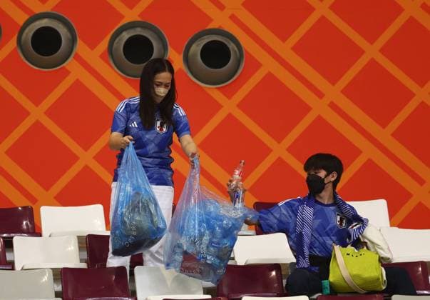 Doha, Qatar, 1st December 2022. Japan fans take home their rubbish during the FIFA World Cup, WM, Weltmeisterschaft, Fussball 2022 match at Khalifa International Stadium, Doha. Picture credit should read: David Klein Sportimage EDITORIAL USE ONLY. No use with unauthorised audio, video, data, fixture lists, club league logos or live services. Online in-match use limited to 120 images, no video emulation. No use in betting, games or single club league player publications. SPI-2077-0125