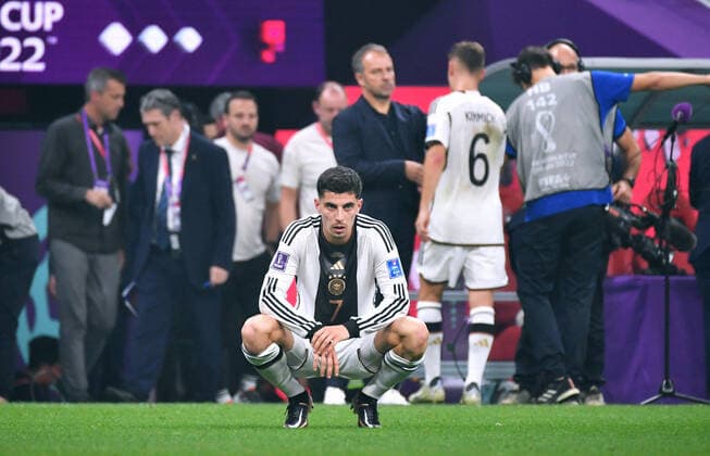 Bilder des Jahres, Sport 12 Dezember Sport Themen der Woche KW48 Sport Bilder des Tages Fussball, Weltmeisterschaft, 2022, Herren, Qatar, Gruppe E, 3. Spieltag, Al Bayt Stadium: Costa Rica - Deutschland 2:4; Kai Havertz (GER) enttäuscht. Enttäuschung, Frust, Aktion, Einzelbild. FIFA REGULATIONS PROHIBIT ANY USE OF PHOTOGRAPHS AS IMAGE SEQUENCES AND OR QUASI-VIDEO *** Football, World Cup, 2022, Men, Qatar, Group E, Matchday 3, Al Bayt Stadium Costa Rica Germany 2 4 Kai Havertz GER disappointed disappointment, frustration, action, frame FIFA REGULATES PROHIBIT ANY USE OF PHOTOGRAPHS AS IMAGE SEQUENCES AND OR QUASI VIDEO