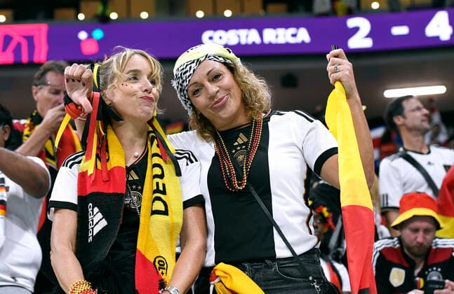 Fussball, Weltmeisterschaft, 2022, Herren, Qatar, Gruppe E, 3. Spieltag, Al Bayt Stadium: Costa Rica - Deutschland 2:4; Deutsche Fans enttäuscht. Enttäuschung, Frust, Aktion. FIFA REGULATIONS PROHIBIT ANY USE OF PHOTOGRAPHS AS IMAGE SEQUENCES AND OR QUASI-VIDEO *** Football, World Cup, 2022, Men, Qatar, Group E, Matchday 3, Al Bayt Stadium Costa Rica Germany 2 4 German fans disappointed disappointment, frustration, action FIFA REGULATES PROHIBIT ANY USE OF PHOTOGRAPHS AS IMAGE SEQUENCES AND OR QUASI VIDEO