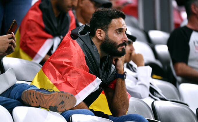 Fussball, Weltmeisterschaft, 2022, Herren, Qatar, Gruppe E, 3. Spieltag, Al Bayt Stadium: Costa Rica - Deutschland 2:4; Deutsche Fans enttäuscht. Enttäuschung, Frust, Aktion. FIFA REGULATIONS PROHIBIT ANY USE OF PHOTOGRAPHS AS IMAGE SEQUENCES AND OR QUASI-VIDEO *** Football, World Cup, 2022, Men, Qatar, Group E, Matchday 3, Al Bayt Stadium Costa Rica Germany 2 4 German fans disappointed disappointment, frustration, action FIFA REGULATES PROHIBIT ANY USE OF PHOTOGRAPHS AS IMAGE SEQUENCES AND OR QUASI VIDEO