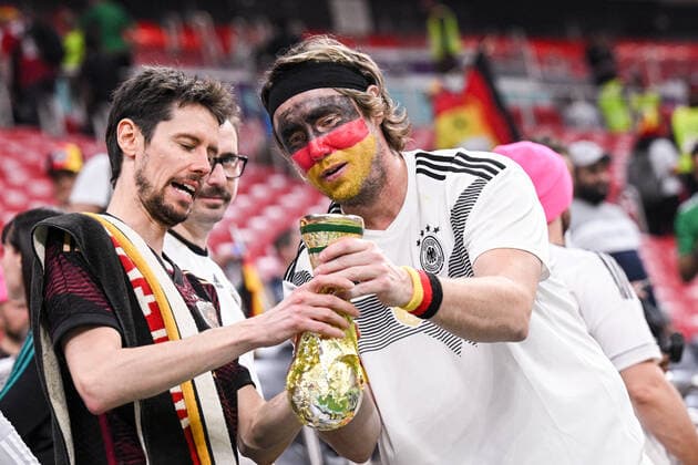 FUSSBALL WM 2022 VORRUNDE GRUPPE E Costa Rica - Deutschland 01.12.2022 Trauer bei Fans aus Deutschland mit einer Nachbildung des WM-Pokals. *** FOOTBALL WORLD CUP 2022 PRE-ROUND GROUP E Costa Rica Germany 01 12 2022 mourning fans from Germany with a replica of the World Cup trophy