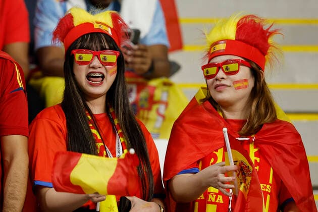 Fans of Spain during a FIFA World Cup, WM, Weltmeisterschaft, Fussball soccer match of the group phase between Japan and Spain at International Jalifa stadium in Doha, Qatar, 01 December 2022. World Cup 2022: Japan and Spain !ACHTUNG: NUR REDAKTIONELLE NUTZUNG!  Copyright: xJoséxMéndezx GR4058 20221201-494ed618b1ce44bc615464e9fa148242e19b632f