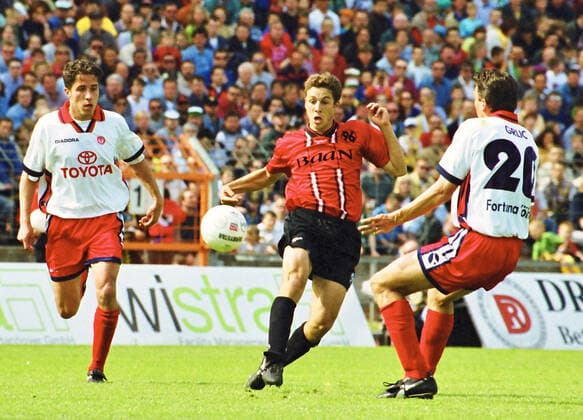 Aus 2. BL. Saison 1998 99 Hannover 96 - Fortuna Köln 3:3 am 02.05.1999. Im Foto: am Ball Han96 Spieler Steven Cherundolo gegen Ivica Grlic Grilic *** From 2 BL season 1998 99 Hannover 96 Fortuna Köln 3 3 on 02 05 1999 In the photo on the ball Han96 player Steven Cherundolo against Ivica Grlic Grilic