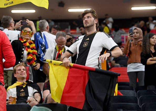 Fussball, Herren, Saison 2022 23, WM in Katar, Gruppe E (3. Spieltag), Costa Rica - Deutschland (2:4) im Al-Bayt Stadium in Al-Khor, ein deutscher Fan rollt seine Fahne ein, Enttäuschung nach Abpfiff, 01.12. 2022, *** Football, Men, 2022 23 season, World Cup in Qatar, Group E 3 match day , Costa Rica Germany 2 4 at Al Bayt Stadium in Al Khor, a German fan rolls up his flag, disappointment after the final whistle, 01 12 2022, Copyright: xMatthiasxKochx