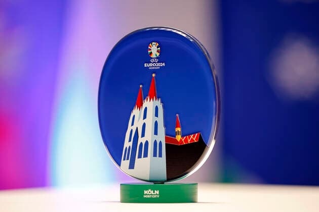 Ein Aufsteller zur Host City Köln bei der UEFA EURO, EM, Europameisterschaft,Fussball 2024 Germany bei der Vorstellung der Planungen für die Fußball-Europameisterschaft 2024 (UEFA EURO 2024) in Deutschland. Insgesamt fünf Spiele der Fußball-Europameisterschaft sollen in Köln im RheinEnergie-Stadion ausgetragen, darunter vier Vorrundenspiele sowie ein Achtelfinale. Köln, 01.12.2022 NRW Deutschland Copyright: xChristophxHardtx