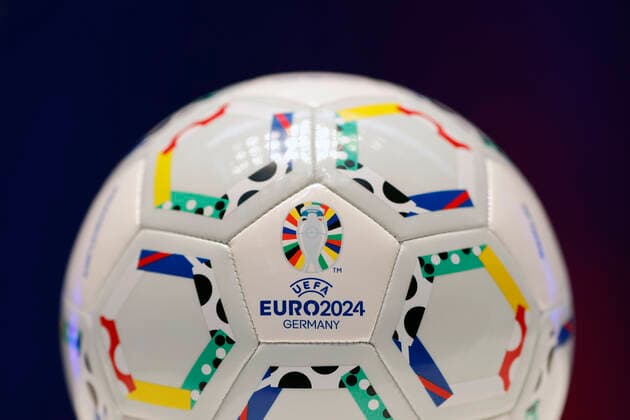 Der offizielle Spielball der kommenden UEFA EURO, EM, Europameisterschaft,Fussball 2024, bei der Vorstellung der Planungen für die Fußball-Europameisterschaft 2024 (UEFA EURO 2024) in Deutschland. Insgesamt fünf Spiele der Fußball-Europameisterschaft sollen in Köln im RheinEnergie-Stadion ausgetragen, darunter vier Vorrundenspiele sowie ein Achtelfinale. Köln, 01.12.2022 NRW Deutschland Copyright: xChristophxHardtx