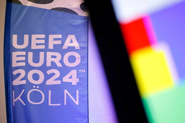 Eine Fahne mit der Aufschrift UEFA EURO, EM, Europameisterschaft,Fussball 2024 Köln bei der Vorstellung der Planungen für die Fußball-Europameisterschaft 2024 (UEFA EURO 2024) in Deutschland. Insgesamt fünf Spiele der Fußball-Europameisterschaft sollen in Köln im RheinEnergie-Stadion ausgetragen, darunter vier Vorrundenspiele sowie ein Achtelfinale. Köln, 01.12.2022 NRW Deutschland Copyright: xChristophxHardtx
