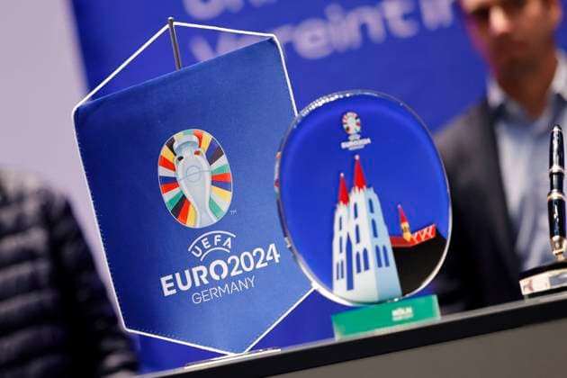 Ein Wimpel zur UEFA EURO, EM, Europameisterschaft,Fussball 2024 und ein Aufsteller zur Host City Köln bei der UEFA Euro 2024 Germany bei der Vorstellung der Planungen für die Fußball-Europameisterschaft 2024 (UEFA EURO 2024) in Deutschland. Insgesamt fünf Spiele der Fußball-Europameisterschaft sollen in Köln im RheinEnergie-Stadion ausgetragen, darunter vier Vorrundenspiele sowie ein Achtelfinale. Köln, 01.12.2022 NRW Deutschland Copyright: xChristophxHardtx