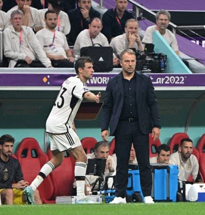 Fussball, Herren, Saison 2022 23, WM in Katar, Gruppe E (3. Spieltag), Costa Rica - Deutschland (2:4) im Al-Bayt Stadium in Al-Khor, v. l. Thomas Müller (Deutschland), Bundestrainer Hansi Flick (Deutschland), 01.12. 2022, Copyright: xMatthiasxKochx