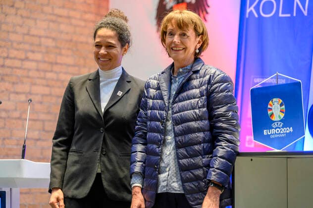 Celia Sasic und Henriette Reker bei der Vorstellung der Planungen für die Fußball-Europameisterschaft 2024 in Deutschland im Kölner Rathaus. Insgesamt fünf Spiele der Fußball-Europameisterschaft sollen in Köln im RheinEnergie-Stadion ausgetragen werden. Köln, 01.12.2022