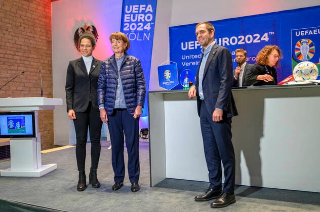 Celia Sasic, Henriette Reker und Philipp Lahm bei der Vorstellung der Planungen für die Fußball-Europameisterschaft 2024 in Deutschland im Kölner Rathaus. Insgesamt fünf Spiele der Fußball-Europameisterschaft sollen in Köln im RheinEnergie-Stadion ausgetragen werden. Köln, 01.12.2022