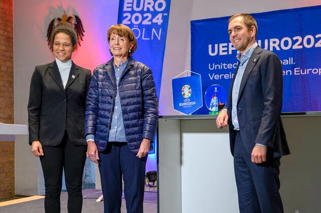 Celia Sasic, Henriette Reker und Philipp Lahm bei der Vorstellung der Planungen für die Fußball-Europameisterschaft 2024 in Deutschland im Kölner Rathaus. Insgesamt fünf Spiele der Fußball-Europameisterschaft sollen in Köln im RheinEnergie-Stadion ausgetragen werden. Köln, 01.12.2022