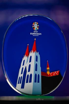 UEFA EURO, EM, Europameisterschaft,Fussball 2024 Sammelteller bei der Vorstellung der Planungen für die Fußball-Europameisterschaft 2024 in Deutschland im Kölner Rathaus. Insgesamt fünf Spiele der Fußball-Europameisterschaft sollen in Köln im RheinEnergie-Stadion ausgetragen werden. Köln, 01.12.2022