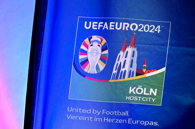 UEFA EURO, EM, Europameisterschaft,Fussball 2024 Köln Logo bei der Vorstellung der Planungen für die Fußball-Europameisterschaft 2024 in Deutschland im Kölner Rathaus. Insgesamt fünf Spiele der Fußball-Europameisterschaft sollen in Köln im RheinEnergie-Stadion ausgetragen werden. Köln, 01.12.2022
