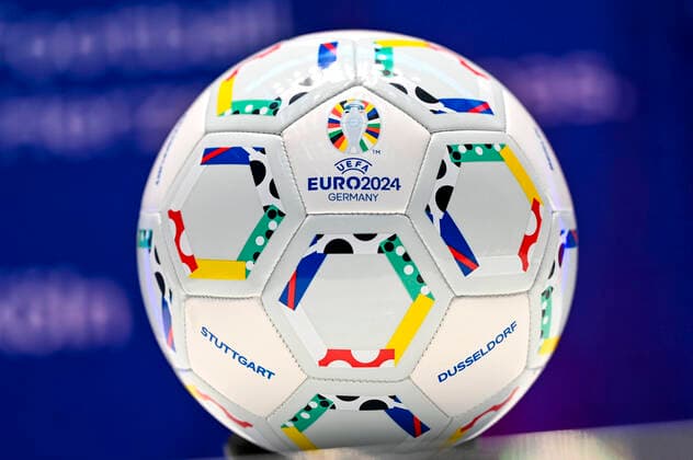 UEFA EURO, EM, Europameisterschaft,Fussball 2024 Ball bei der Vorstellung der Planungen für die Fußball-Europameisterschaft 2024 in Deutschland im Kölner Rathaus. Insgesamt fünf Spiele der Fußball-Europameisterschaft sollen in Köln im RheinEnergie-Stadion ausgetragen werden. Köln, 01.12.2022