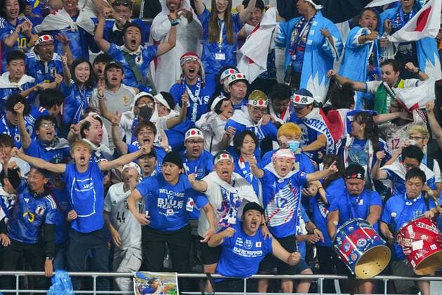 Mandatory Credit: Photo by Javier Garcia Shutterstock (13640384fs) Japan fans celebrate their first goal 1-1 Japan v Spain, FIFA World Cup, WM, Weltmeisterschaft, Fussball 2022, Group E, Football, Khalifa International Stadium, Ar-Rayyan, Qatar - 01 Dec 2022 Editorial Use Only Japan v Spain, FIFA World Cup 2022, Group E, Football, Khalifa International Stadium, Ar-Rayyan, Qatar - 01 Dec 2022 Editorial Use Only  Copyright: xJavierxGarcia Shutterstockx 13640384fs