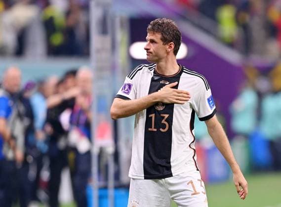 FUSSBALL WM 2022 VORRUNDE GRUPPE E Costa Rica - Deutschland 01.12.2022 Thomas Mueller (Deutschland) klopft sich enttaeuscht nach dem Spiel auf die Brust
