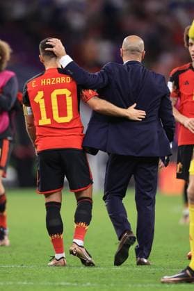 Football - FIFA World Cup, WM, Weltmeisterschaft, Fussball - Group F - Croatia v Belgium 1st December 2022 - FIFA World Cup - Group F - Croatia v Belgium - Belgium coach Roberto Martinez and Eden Hazard of Belgium walk away after the match - Photo: Simon Stacpoole Offside. Doha Qatar Copyright: xSimonxStacpoolexOffside