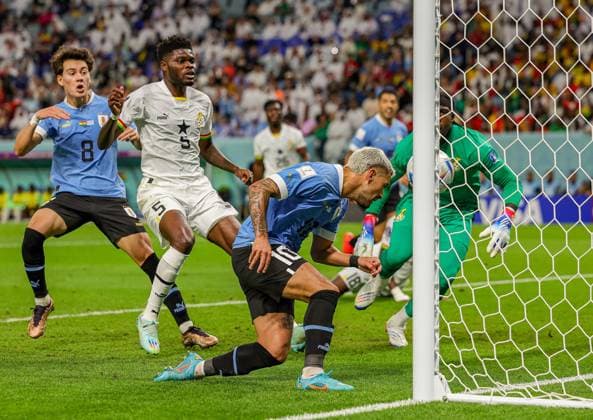Sport Themen der Woche KW48 Sport Bilder des Tages Ghana v Uruguay 2022 FIFA World Cup, WM, Weltmeisterschaft, Fussball 02 12 2022. Match 45 Goal Giorgian De Arrascaeta (10) of Uruguay scores a goal during the 2022 Fifa World Cup match between Ghana and Uruguay at Al-Janoub Stadium, Al-Wakrah, Qatar on 2 December 2022. Editorial use only , Copyright: xNigelxKeenex PSI-16418-0017