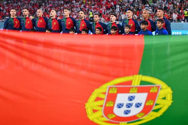 FUSSBALL WM 2022 VORRUNDE GRUPPE G Suedkorea - Portugal 02.12.2022 Die portugiesische Nationalmannschaft bei der Nationalhymne mit Cristiano Ronaldo (links)
