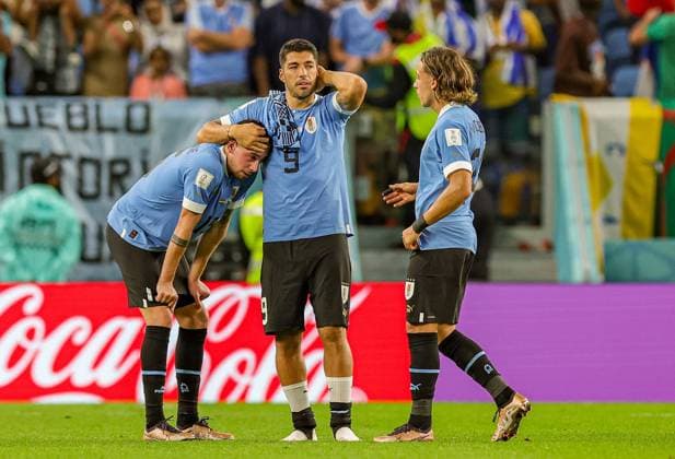 Bilder des Jahres, Sport 12 Dezember Sport Themen der Woche KW48 Sport Bilder des Tages Ghana v Uruguay 2022 FIFA World Cup, WM, Weltmeisterschaft, Fussball 02 12 2022. Match 45 Uruguay players look devastated at full time during the 2022 Fifa World Cup match between Ghana and Uruguay at Al-Janoub Stadium, Al-Wakrah, Qatar on 2 December 2022. Editorial use only , Copyright: xNigelxKeenex PSI-16418-0042