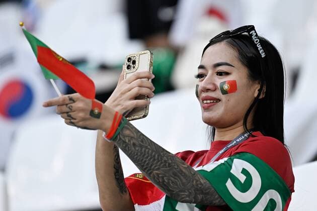 RECORD DATE NOT STATED FIFA World Cup, WM, Weltmeisterschaft, Fussball Qatar 2022 Korea Republic vs Portugal Fans o Aficion during the game Korea Republic vs Portugal, Corresponding to Group H of the FIFA World Cup Qatar 2022, at Education City Stadium, Doha, on December 02, 2022. <br><br> Fans o Aficion durante el partido Republica de Corea vs Portugal, correspondiente al Grupo H de la Copa Mundial de la FIFA Qatar 2022, en el Estadio de la Ciudad de la Educacion, Doha, el 02 de Diciembre de 2022. DOHA DOHA QATAR  Copyright: xJorgexMartinezx 20221202_1000
