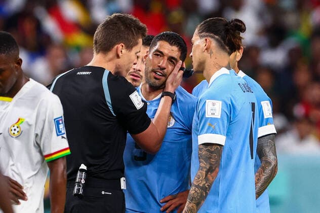 Sport Bilder des Tages Ghana v Uruguay: Group H - FIFA World Cup, WM, Weltmeisterschaft, Fussball Qatar 2022 Daniel Siebert referee, Luis Suarez (URU) during the World Cup match between Ghana v Uruguay , in Doha, Qatar, on December 2, 2022. NO USE POLAND Doha Qatar  Copyright: xFotoxOlimpikx originalFilename:jastrzebowski-ghanavur221202_npzhc.jpg