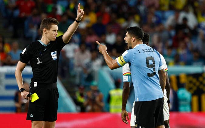 German referee Daniel Siebert gives a yellow card to Luis Suarez from Uruguay today, during a group stage match of the Qatar 2022 Soccer World Cup between Ghana and Uruguay at the Al-Janoub stadium, in Al-Wakrah, Qatar 02 December 2022. Soccer World Cup 2022: Ghana - Uruguay !ACHTUNG: NUR REDAKTIONELLE NUTZUNG!  Copyright: xRodrigoxJiménezx GR5238 20221202-ef1d8ad403fb6ca037fa997d8648bd880debcbbe