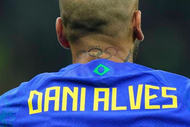 Sport Bilder des Tages Cameroon v Brazil: Group G - FIFA World Cup, WM, Weltmeisterschaft, Fussball Qatar 2022 Olimpic tatoo of Dani Alves right-back of Brazil and UNAM Pumas during the FIFA World Cup Qatar 2022 Group G match between Cameroon and Brazil at Lusail Stadium on December 2, 2022 in Lusail City, Qatar. Lusail City Qatar  Copyright: xJosexBretonx originalFilename:breton-cameroon221202_nptuU.jpg