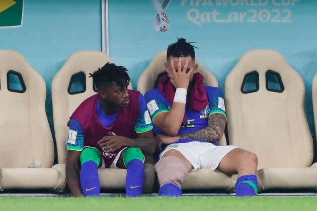 Sport Bilder des Tages Cameroon v Brazil 2022 FIFA World Cup, WM, Weltmeisterschaft, Fussball Alex Telles of Brazil (right) is in tears on the bench after being substituted for an injury during the 2022 FIFA World Cup Group G match at Lusail Stadium, Lusail Content Not Available For UK Newspapers Copyright: xPaulxChestertonx FIL-17659-0143 UK Newspapers OUT