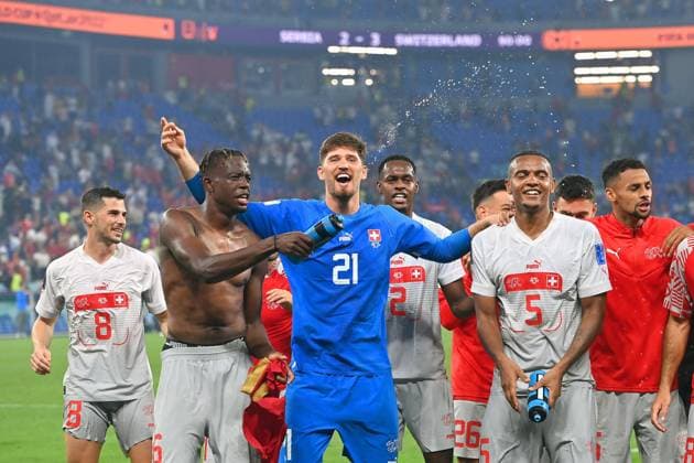 v.li:Remo FREULER (SUI) , ZAKARIA Denis (SUI),Torwart KOBEL Gregor (SUI), FERNANDES Edimilson (SUI), Manuel AKANJI (SUI), kollektiver Schlussjubel nach Einzug in das Achtelfinale, Jubel,Freude,Begeisterung,Aktion. Serbien (SRB) - Schweiz (SUI) 2-3 Gruppenphase Gruppe G, Spiel 47 am 02.12.2022, Stadium 974, Fussball Weltmeisterschaft 2022 in Katar vom 20.11. - 18.12.2022