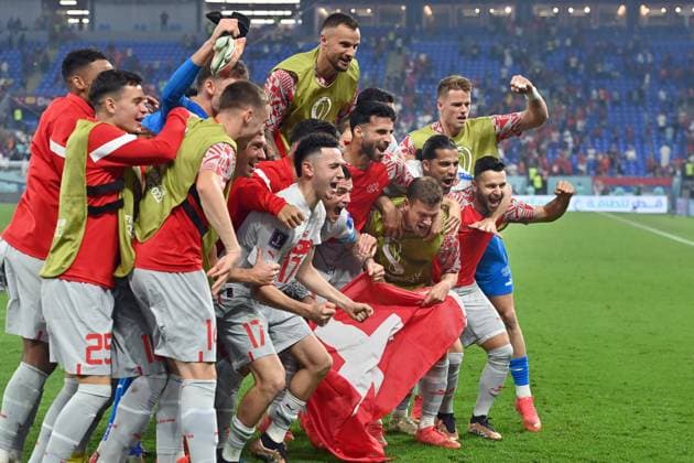 kollektiver Schlussjubel nach Einzug in das Achtelfinale, Jubel,Freude,Begeisterung,Aktion. Teamfoto,Team,Mannschaft,Mannschaftsfoto. Serbien (SRB) - Schweiz (SUI) 2-3 Gruppenphase Gruppe G, Spiel 47 am 02.12.2022, Stadium 974, Fussball Weltmeisterschaft 2022 in Katar vom 20.11. - 18.12.2022