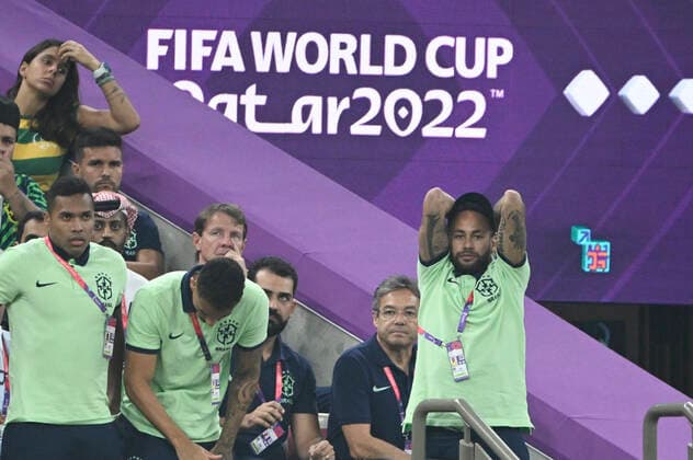 Sport Bilder des Tages (221202) -- LUSAIL, Dec. 2, 2022 -- Neymar (R) of Brazil reacts after Vincent Aboubakar of Cameroon scored during the Group G match between Cameroon and Brazil at the 2022 FIFA World Cup, WM, Weltmeisterschaft, Fussball at Lusail Stadium in Lusail, Qatar, Dec. 2, 2022. ) (SP)QATAR-LUSAIL-2022 WORLD CUP-GROUP G-CMR VS BRA LixGa 