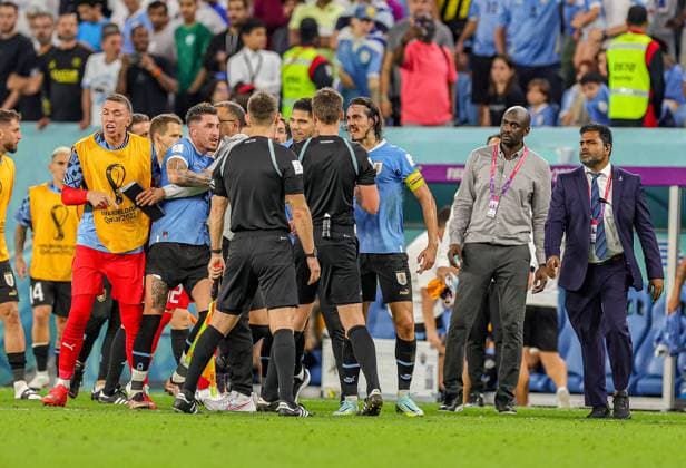 Ghana v Uruguay 2022 FIFA World Cup, WM, Weltmeisterschaft, Fussball 02 12 2022. Match 45 Edinson Cavani (21) of Uruguay and Uruguay players square up to the referee and officials during the 2022 Fifa World Cup match between Ghana and Uruguay at Al-Janoub Stadium, Al-Wakrah, Qatar on 2 December 2022. Editorial use only , Copyright: xNigelxKeenex PSI-16418-0079