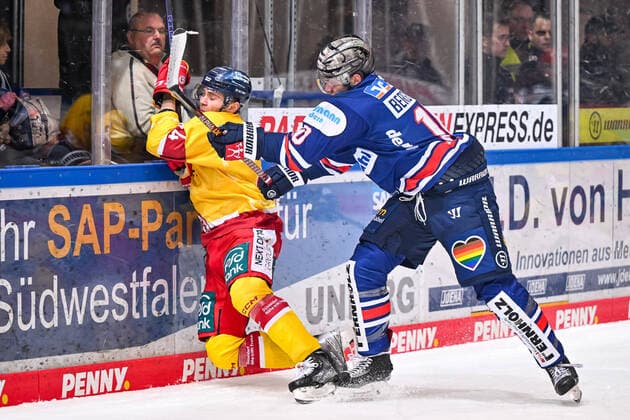 Sport Themen der Woche KW48 Sport Bilder des Tages Lean Bergmann (Iserlohn Roosters, 10) checkt Alexander Blank (Düsseldorfer EG, 24), Iserlohn Roosters vs. Düsseldorfer EG, Penny-DEL, 02.12.2022, Iserlohn Roosters vs. Düsseldorfer EG, Penny-DEL, 02.12.2022, Foto: Jonas Brockmann Eibner Pressefoto Iserlohn *** Lean Bergmann Iserlohn Roosters, 10 checks Alexander Blank Düsseldorfer EG, 24 , Iserlohn Roosters vs Düsseldorfer EG, penny DEL, 02 12 2022, Iserlohn Roosters vs Düsseldorfer EG, penny DEL, 02 12 2022, photo Jonas Brockmann Eibner Pressefoto Iserlohn Copyright: xJonasxBrockmann xEibner-Pressefox EP_JBN