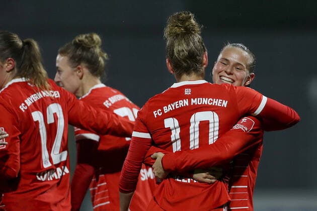 Sport Themen der Woche KW48 Sport Bilder des Tages FLYERALARM Frauen-Bundesliga; TSG Hoffenheim - FC Bayern Muenchen; 02.12.2022 Linda Dallmann ( 10, FC Bayern Muenchen) jubelt gemeinsam mit Klara Buehl ( 17, FC Bayern Muenchen), FLYERALARM Frauen-Bundesliga, TSG Hoffenheim - FC Bayern Muenchen, 02.12.2022, Sinsheim, Dietmar-Hopp-Stadion *** FLYERALARM Frauen Bundesliga TSG Hoffenheim FC Bayern Muenchen 02 12 2022 Linda Dallmann 10, FC Bayern Muenchen cheers together with Klara Buehl 17, FC Bayern Muenchen , FLYERALARM Frauen Bundesliga, TSG Hoffenheim FC Bayern Muenchen, 02 12 2022, Sinsheim, Dietmar Hopp Stadion Copyright: xBEAUTIFULxSPORTS JulienxChristx