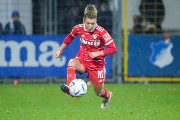 Linda Dallmann (FCB, 10), am Ball, Freisteller, Ganzkörper, Einzelbild, Einzelfoto, Aktion, Action, 02.12.2022, Sinsheim (Hoffenheim) (Deutschland), Fussball, Flyeralarm Frauen-Bundesliga, TSG 1899 Hoffenheim - FC Bayern München, 02.12.2022, Sinsheim (Hoffenheim) (Deutschland), Fussball, Flyeralarm Frauen-Bundesliga, TSG 1899 Hoffenheim - FC Bayern München, DFB DFL REGULATIONS PROHIBIT ANY USE OF PHOTOGRAPHS AS IMAGE SEQUENCES AND OR QUASI-VIDEO.
